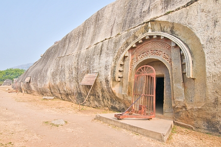 Lomas Rishi doorway, with Sudama entrance to far-left - Click to show bigger image in new browser