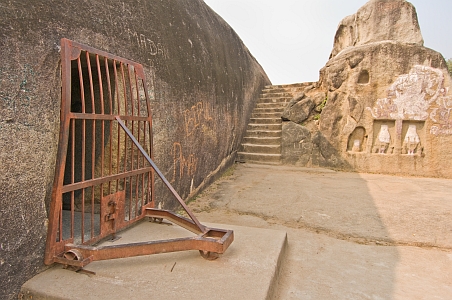 Entrance to the Karan Chopar cave - Click to show bigger image in new browser