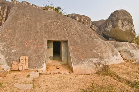 Entrance to Vapiyaka Cave - Click to show bigger image in new browser