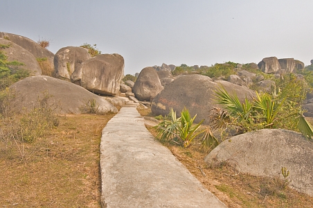 Path to the Nagarjuna caves - Click to show bigger image in new browser