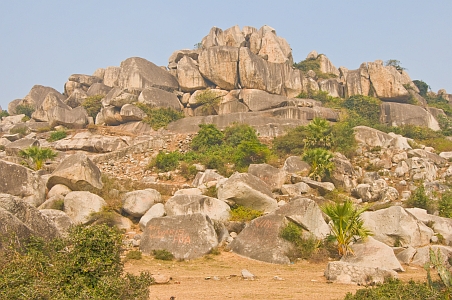 Path to the Gopika cave - Click to show bigger image in new browser