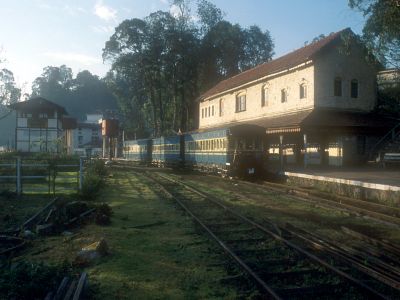 Coonoor station in 2002, with train - Click to show full-size image in new browser