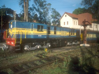 Diesel locomotive pulls the train to Ooty - Click to show full-size image in new browser