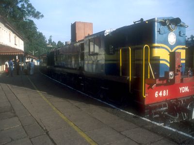 Diesel locomotive on Coonoor platform - Click to show full-size image in new browser
