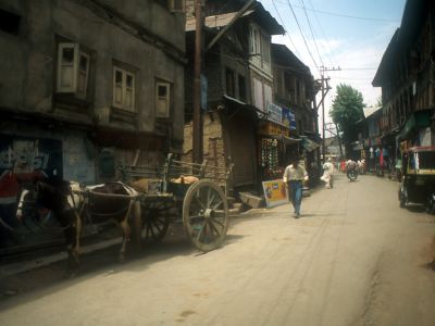 Srinagar old town 2005 - Click to show full-size image in new browser