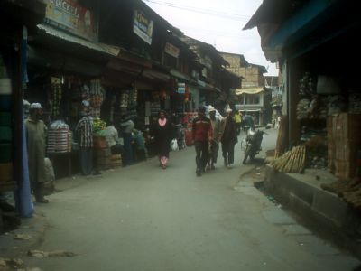 Old Srinagar - bazaar area - Click to show full-size image in new browser