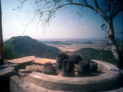 Shiva shrine on top of Siddheshwar Peak - Click to show full-size image in new browser