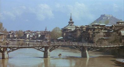 Bridge over the Jhelum River, in Srinagar, Kashmir - Click to show full-size image in new browser
