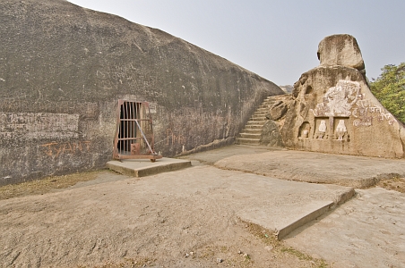 Exterior of the Karan Chopar cave - Click to show bigger image in new browser