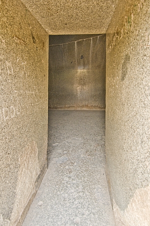 Entrance passage to the Karan Chopar cave - Click to show bigger image in new browser