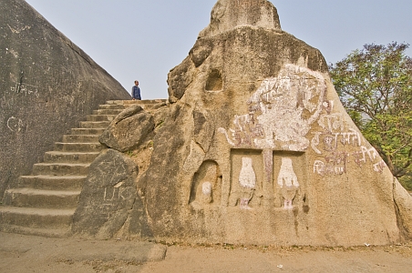 Buddhist images next to the Karan Chopar cave - Click to show bigger image in new browser