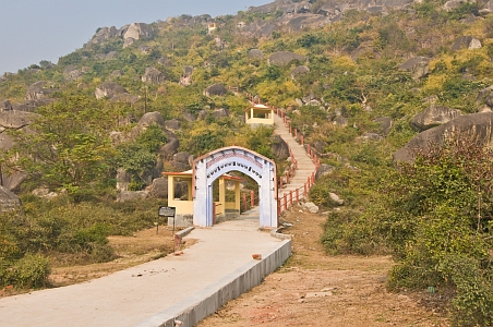 Arch at start of Siddheshwar ascent - Click to show bigger image in new browser