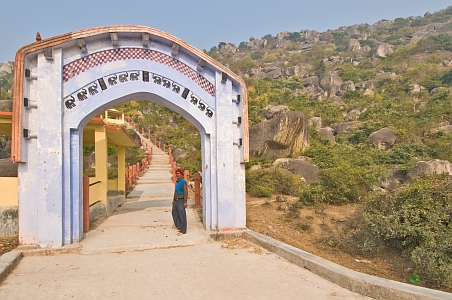 Arch decoration mirrors the Lomas Rishi entrance - Click to show bigger image in new browser