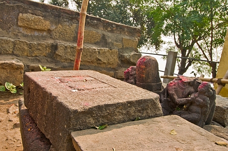 Carving of holy feet on stone tablet - Click to show bigger image in new browser