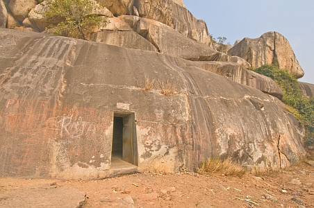 Entrance to the Gopika cave - Click to show bigger image in new browser