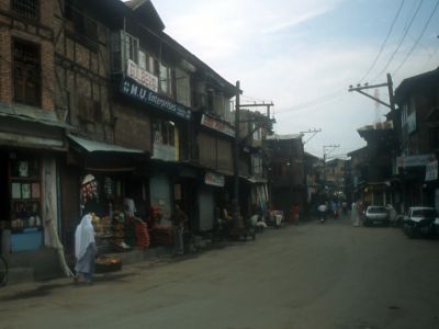 Srinagar old town 2005 - Click to show full-size image in new browser