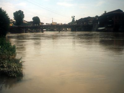 The next bridge up river from the Shah Hamdan - Click to show full-size image in new browser