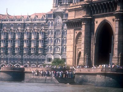 The Gateway of India and the Taj Mahal Hotel in 1992 - Click to show full-size image in new browser