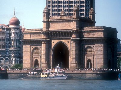 The Gateway of India and the Taj Mahal Hotel in 1992 - Click to show full-size image in new browser