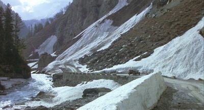 On the road to Kashmir - Click to show full-size image in new browser