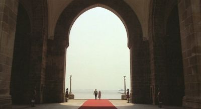 The Viceroy and wife, coming through the Gateway of India - Click to show full-size image in new browser