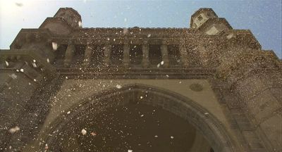 Front view of the Gateway of India - Click to show full-size image in new browser